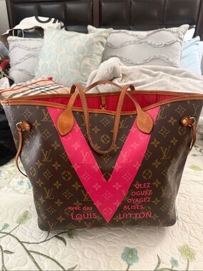AUTHENTIC!!! Louis Vuitton Monogram Canvas Tote with Pink V Graphic